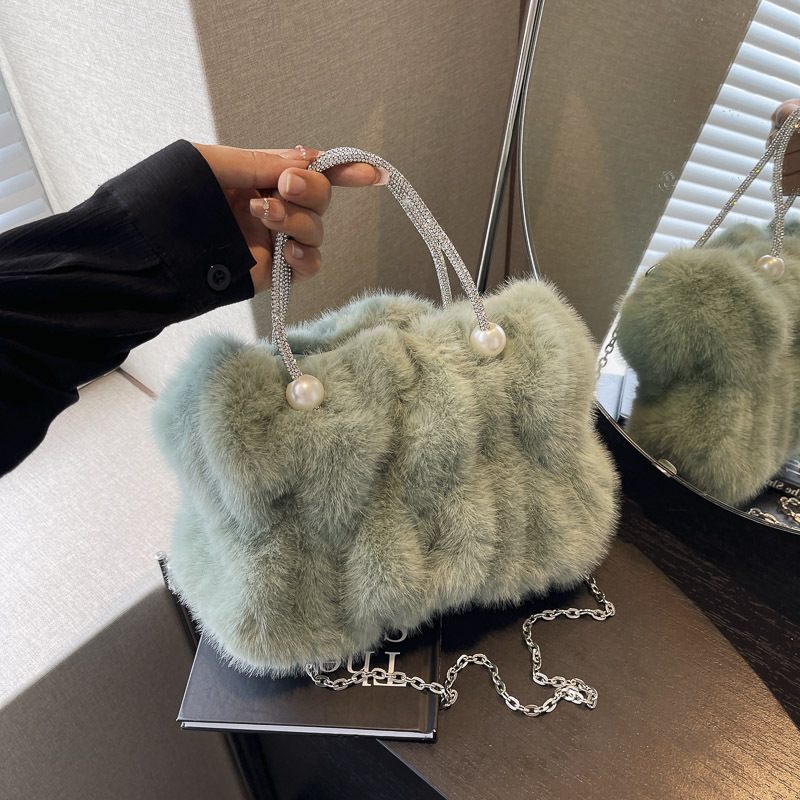 Chain Bag Autumn Winter New Furry Luxury Bag Bag Niche Design Shoulder Bag Stylish Versatile Handbag High-end Designer Bag Crossbody Bag