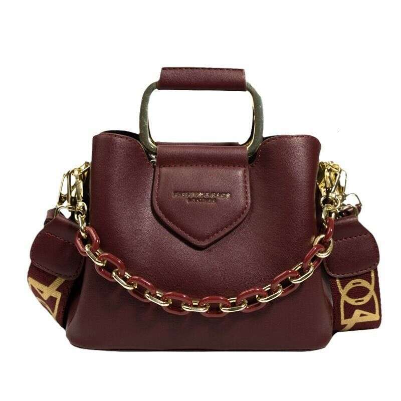 Cross border new handbags for women, retro versatile wide strap messenger bag, fashionable chain commuter shoulder bucket bag