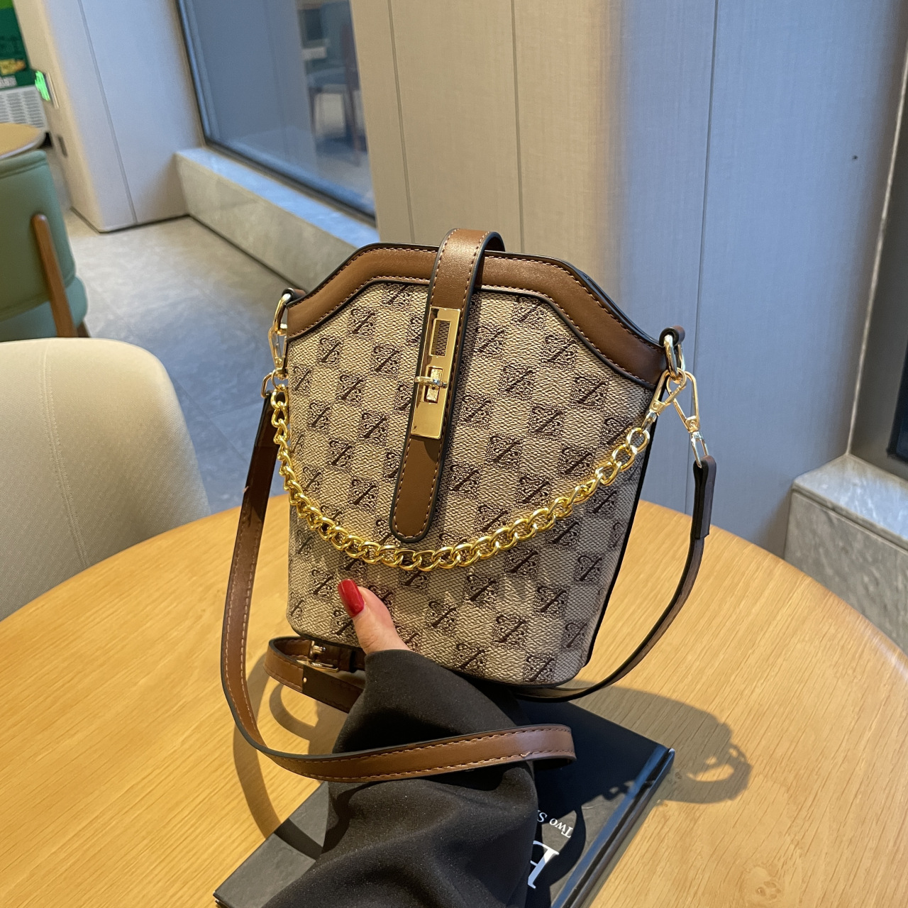 Senior sense bag female autumn and winter print letter chain lock large capacity single shoulder crossbody bucket bag 2025