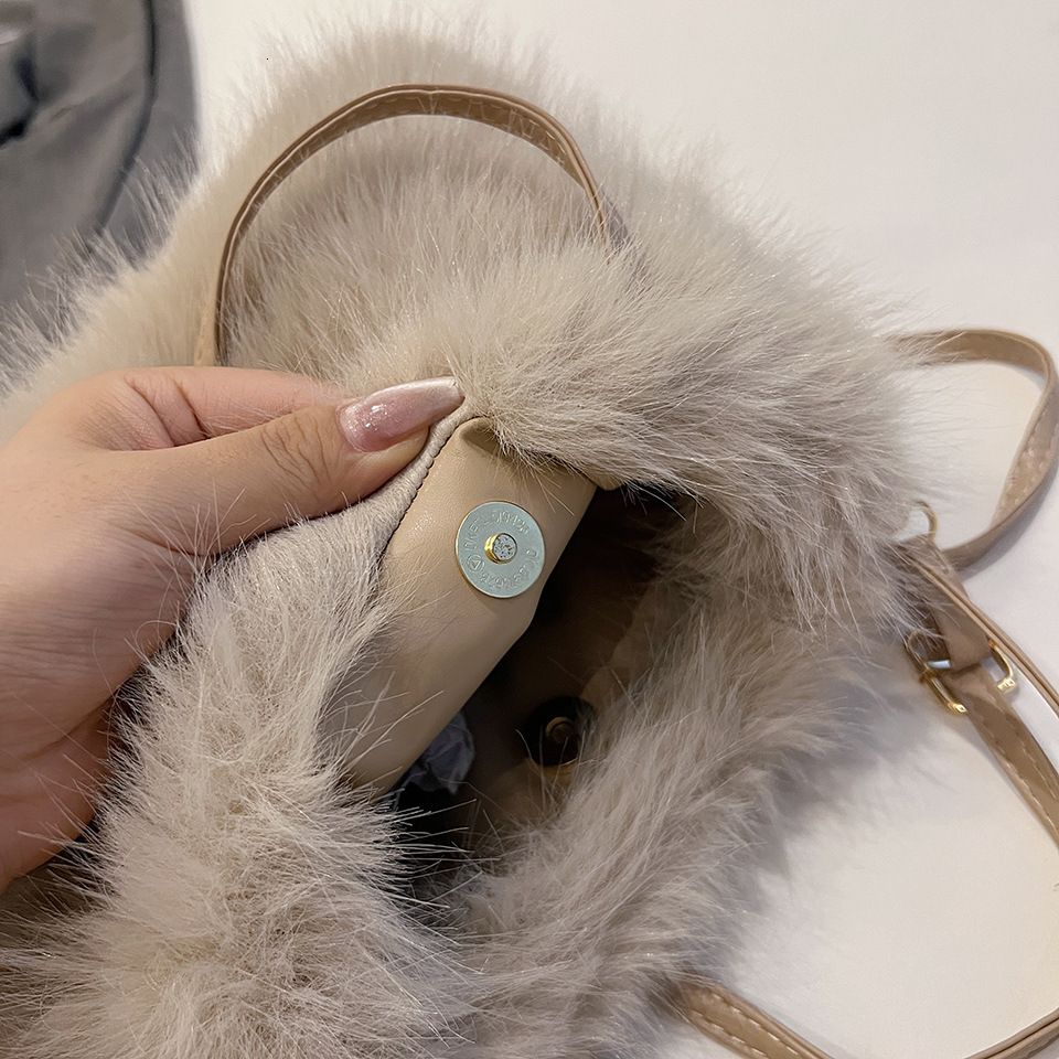 New Fashion Versatile Autumn Winter Small Square Bag Single Shoulder Crossbody Bag For Women Korean Designer Bag Fashion High-end Plush Luxury Bag Und