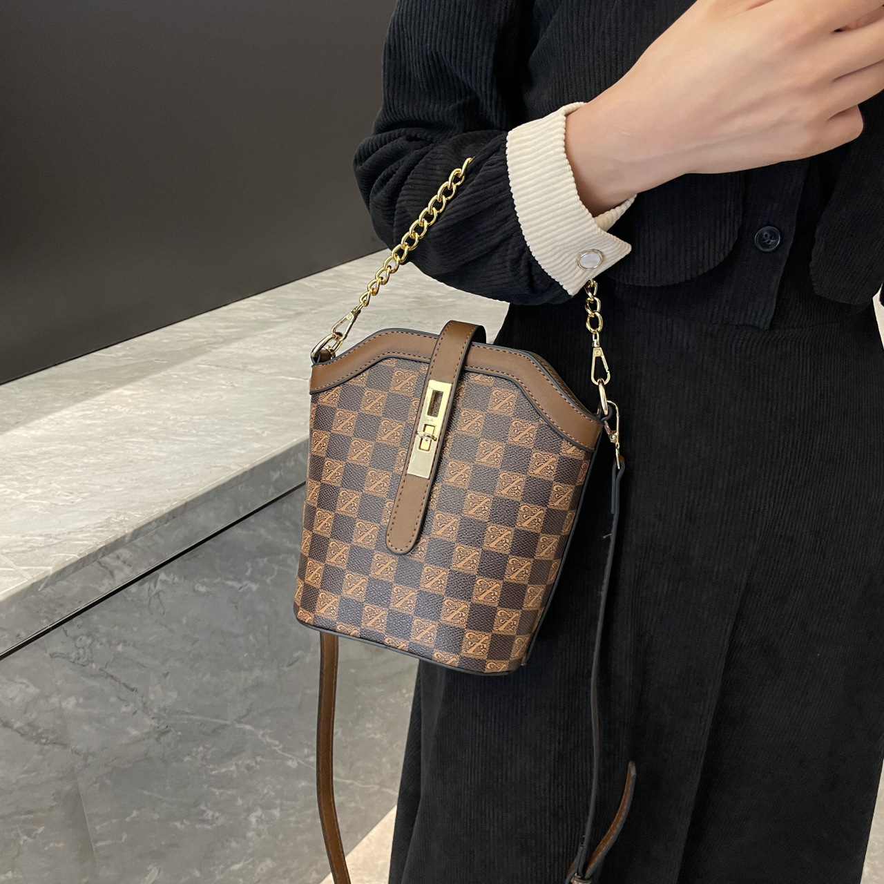 Senior sense bag female autumn and winter print letter chain lock large capacity single shoulder crossbody bucket bag 2025