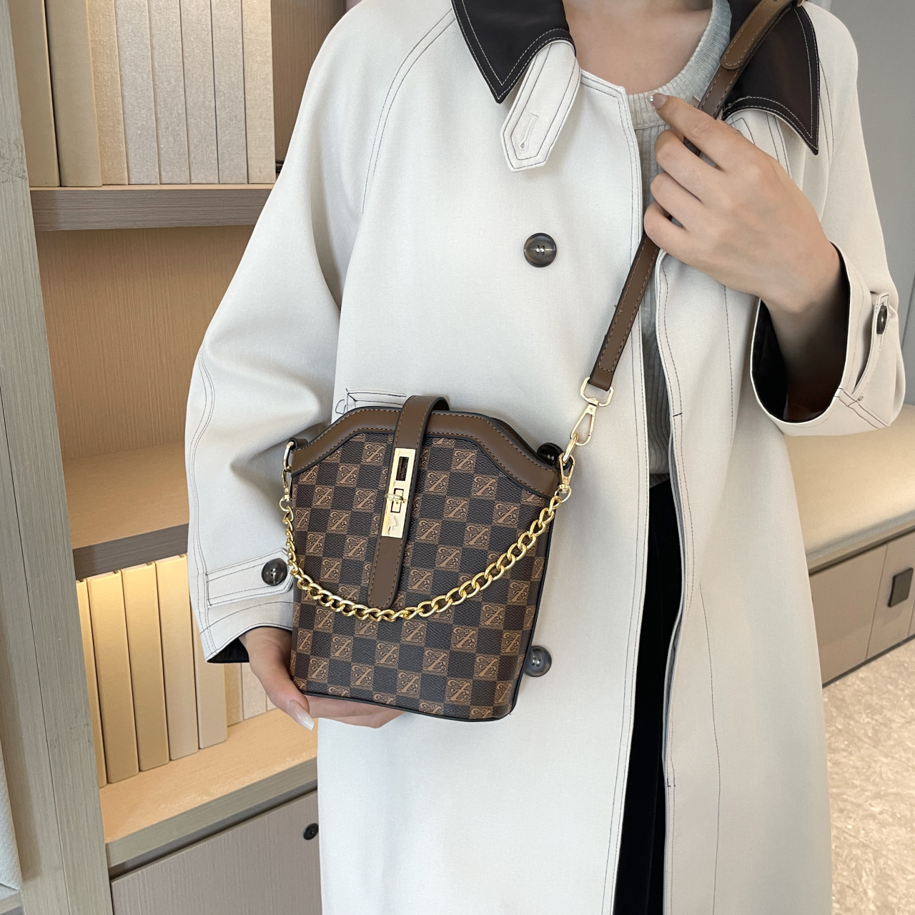 Senior sense bag female autumn and winter print letter chain lock large capacity single shoulder crossbody bucket bag 2025
