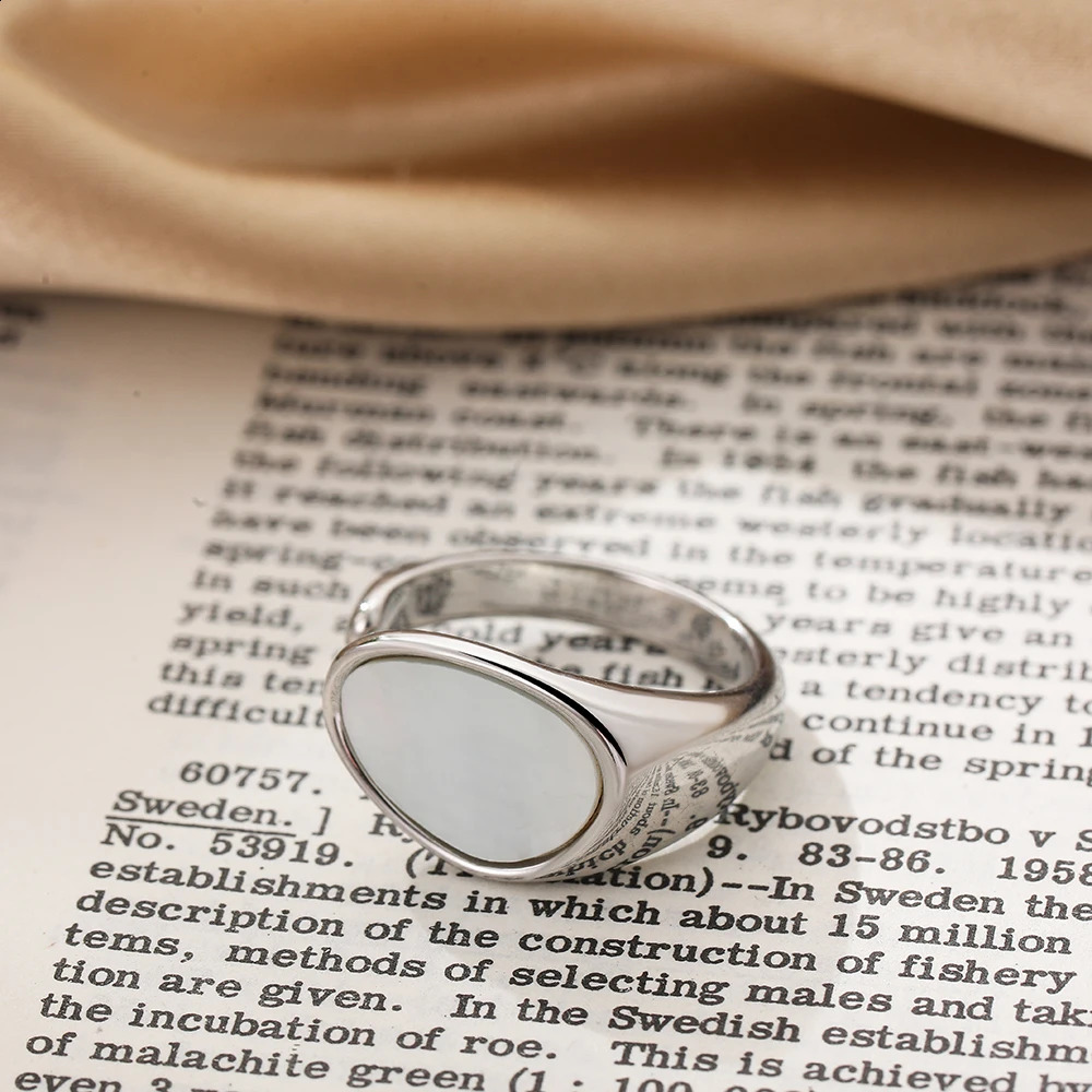 Elegant White Shell Round Geometric Rings for Women Vintage Gold Color Open Finger Ring Wedding Statement Jewelry Party Gift 250807
