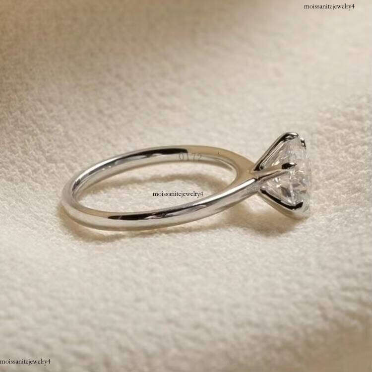 Hot Selling Six Claws Engagement D-VVS Moissanite 1ct White Gold Plated Sterling Sier Ring
