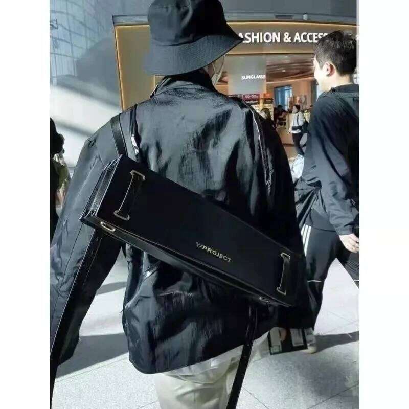 Web celebrity Mona in same dark heavy shoulder accordion new spring and summer big female bag trend