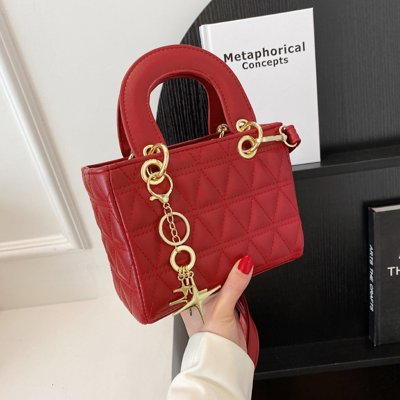 Free Shipping Designer 2025 New Fashion Korean Lady Bag, Fashionable And Compact, Casual And Simple, Internet Celebrity Design Princess Diana Bag