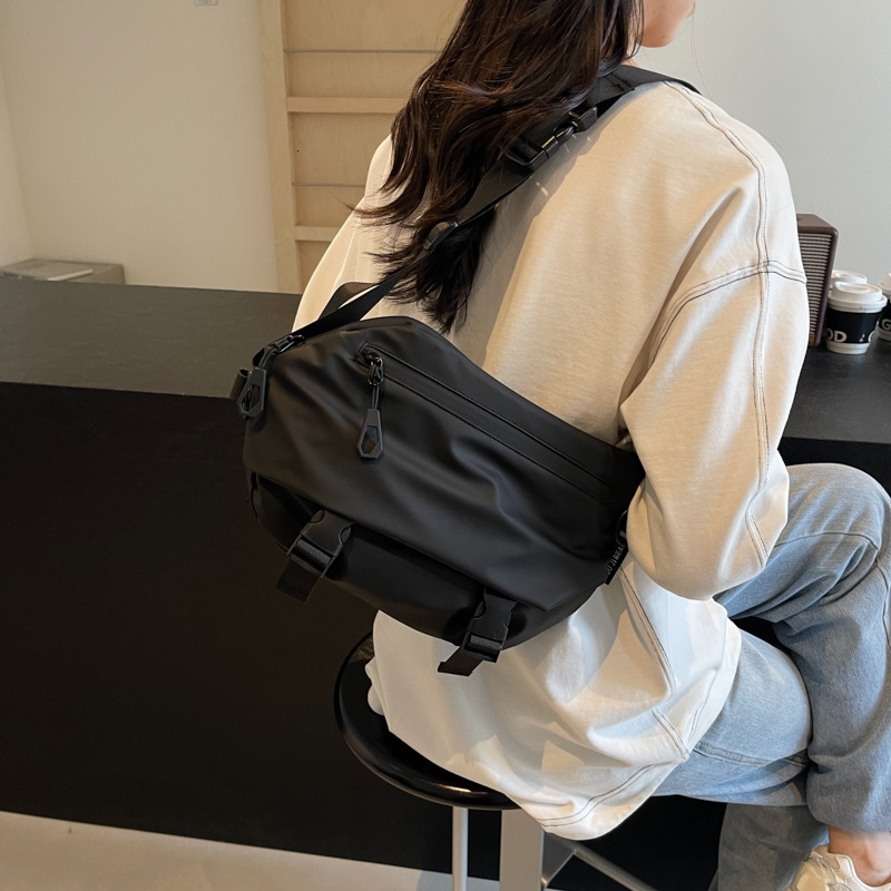 New Women's Casual Oxford Cloth Single Shoulder Bag Cross-border Hot Designer Bag Fashion Versatile Motorcycle Style Luxury Bag Retro Simple Smal