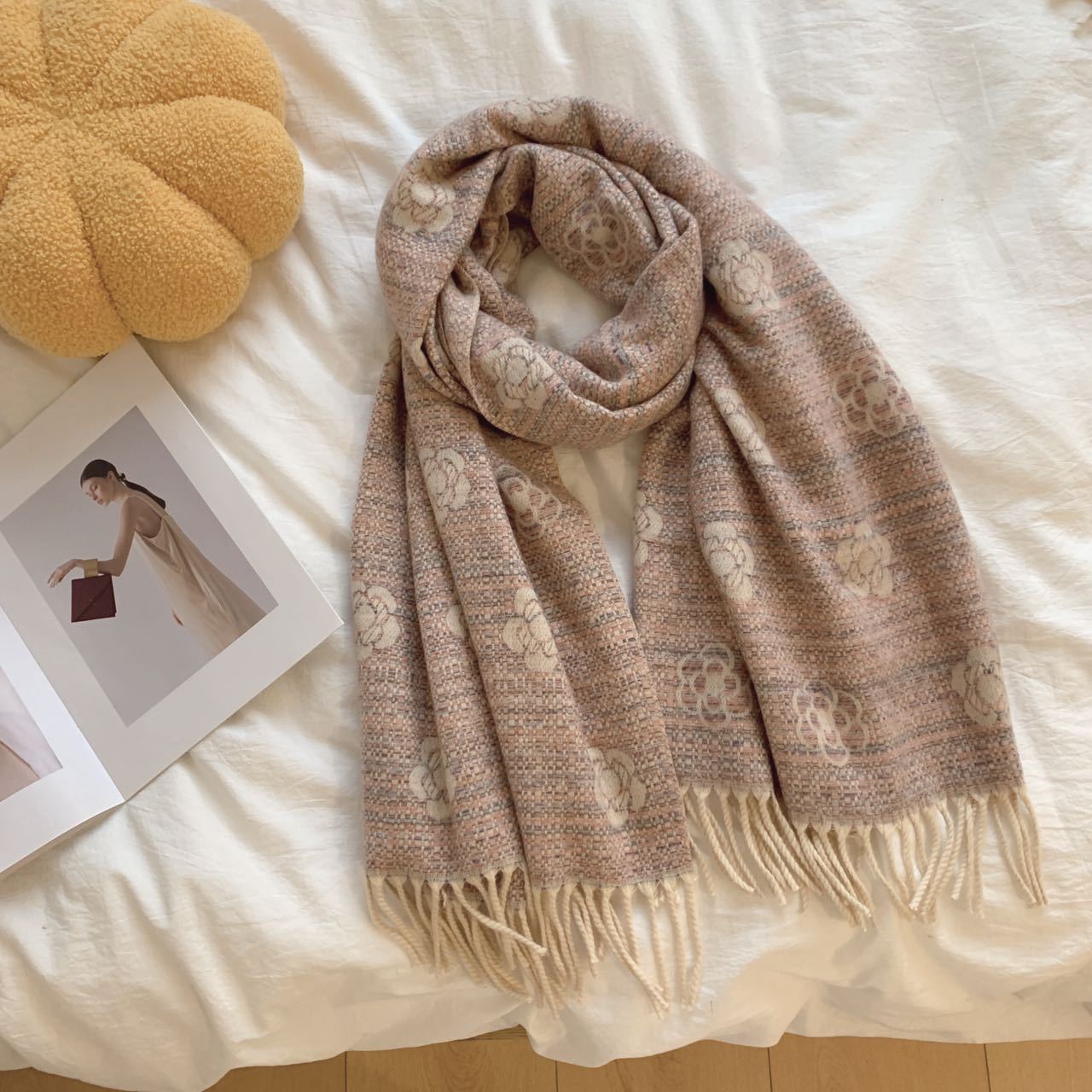Soft waw high quality all kinds of letter scarf autumn and winter shawl collar new style 2025