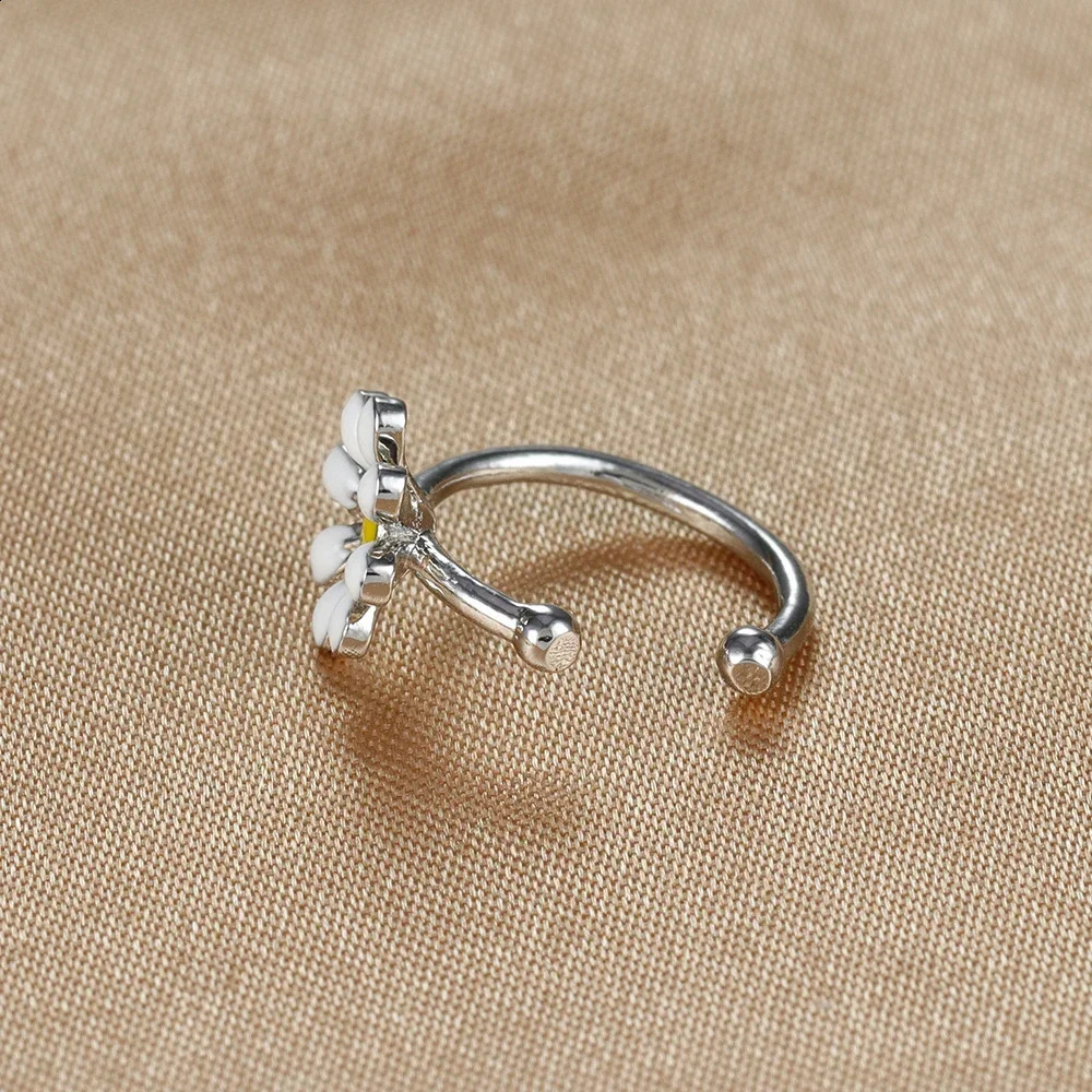 1PC Simple Gold Color Zircon Daisy Enamel Ear Clip Female Cute Non-Piercing Cartilage Ear Cuff Jewelry Gifts 250807
