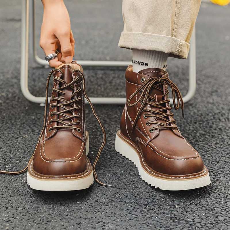 British Style Lace Up Desert Boots Fashionable Leather Outdoor Work Shoes Men Sneakers Ankle Boots Thick Soled Mid Top Men Boots W250811