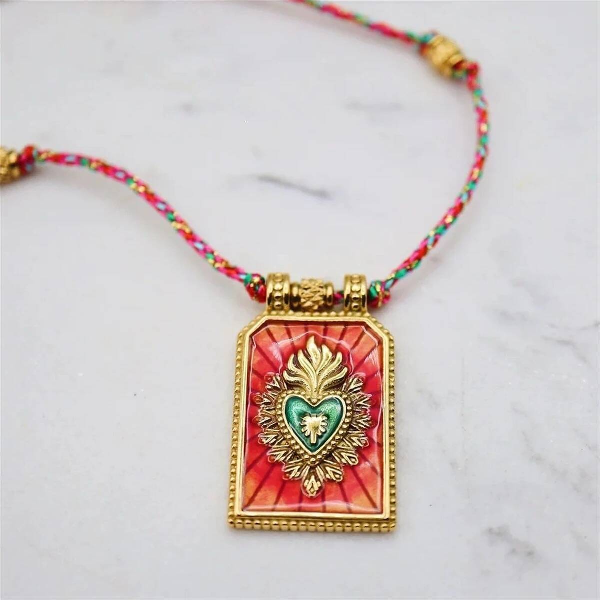 Hot selling artistic retro style tarot card heart eye flame pendant necklace for women's fashion gold-plated color preservation