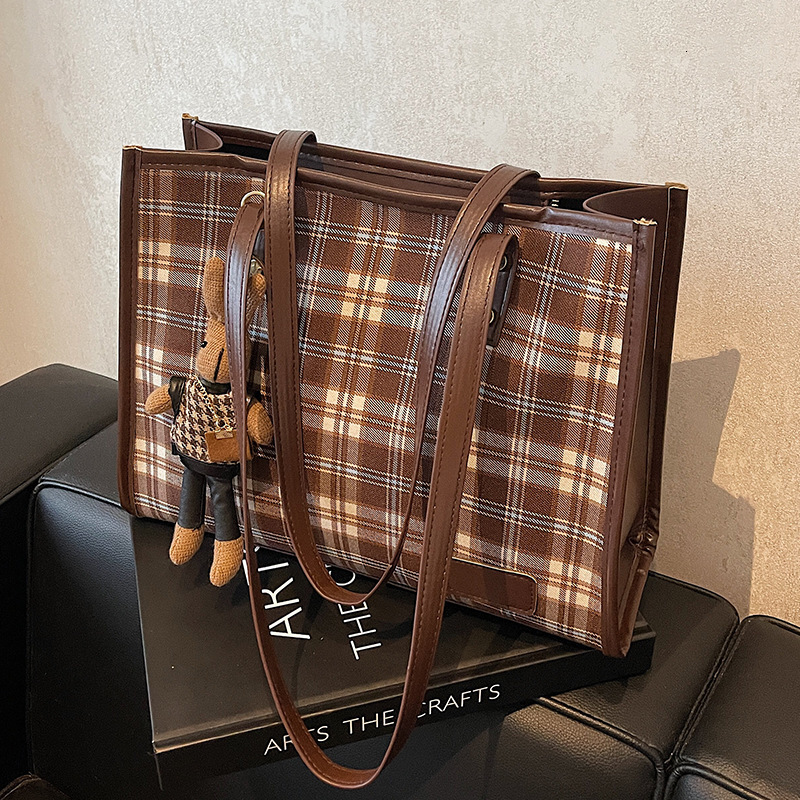 2025 Autumn New Shoulder bag Bag Large Capacity Checkered Women s Bag Autumn New Designer Bag women s New Retro Handbag Commuter Women s Crossbody Bag