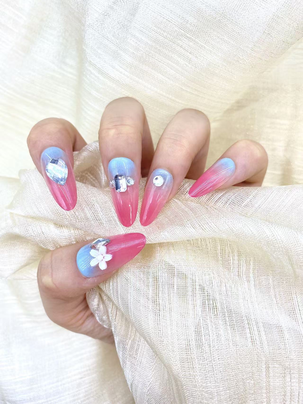 Elegant Handcrafted Press-On Nails - Set of 10 Pieces with Realistic 3D Flower Designs & Sparkling Pearls