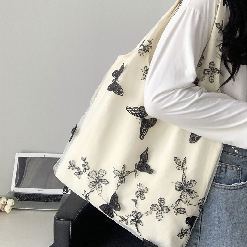 Autumn new embroidered black butterfly canvas bag lace casual travel women's shoulder bag niche design capacity women's crossbody bag Autumn