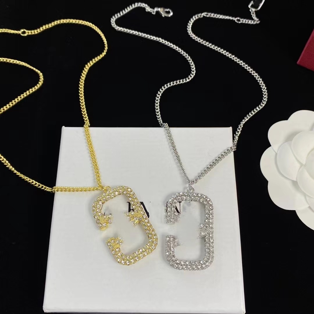 designer luxury pendant necklaces jewelry for men women gold silver woman light minimalist highend niche design letter fashion versatile brass ma valentinoly BSUL