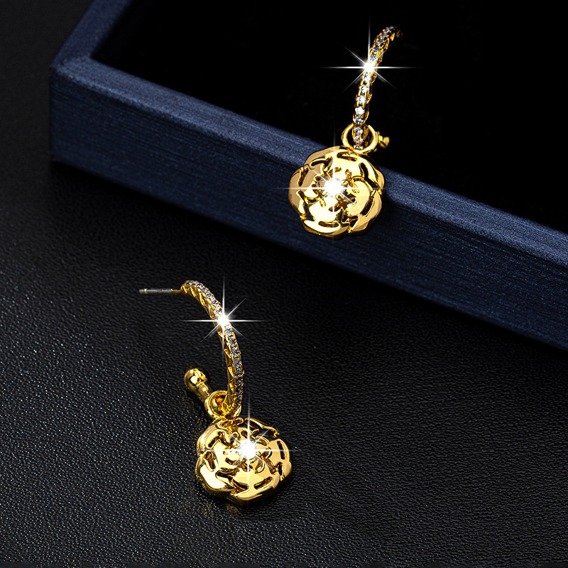 Free Shipping Designer Fashion Accessories Camellia Hollow Unique Earrings Copper Plated 18K Gold Niche Exquisite C-hoop Ear Studs Luxury Jewelry