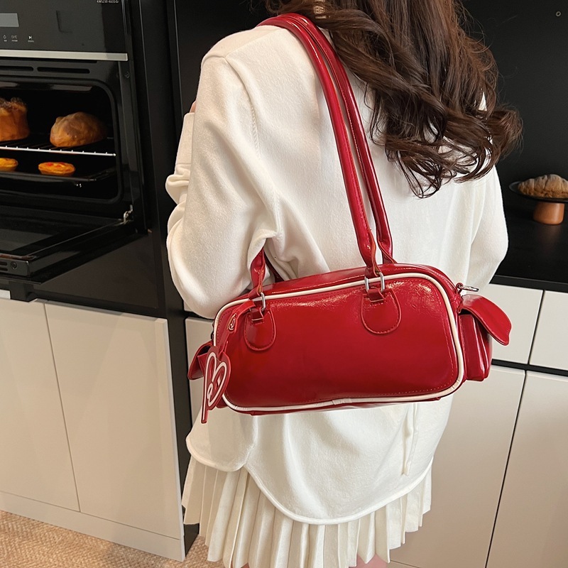 2025 Autumn New Women s Shoulder Bag Oil Wax Leather Women s Bowling women bag s Bag New Heart Pendant Large Capacity Women s Crossbody Bag Autumn New