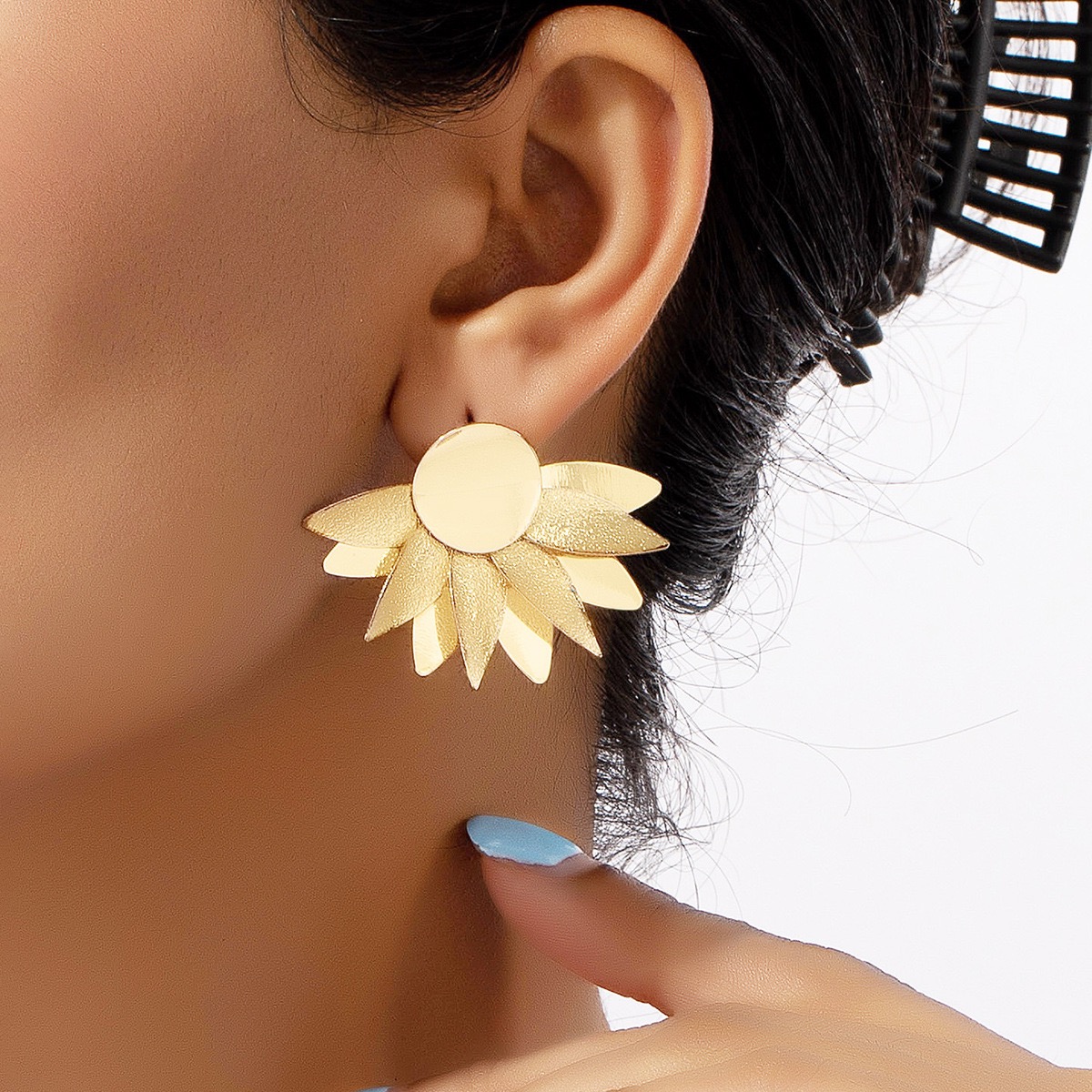 Fashionable metallic petal stud earrings wholesale women's daily accessories