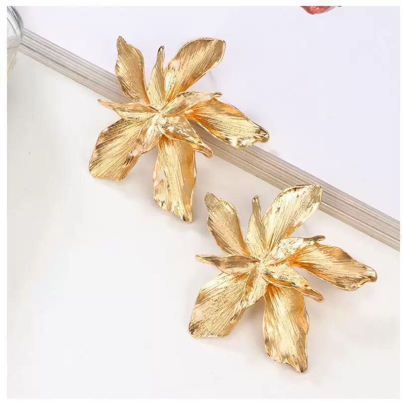 Retro gold and silver alloy earrings, new fashion alloy metal large flower stud earrings