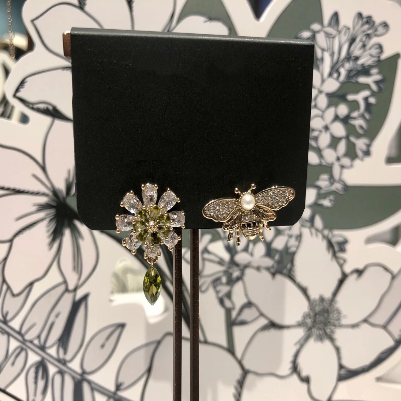 Free Shipping Designer Luxury Jewelry New Olive Green Gemstone Sunflower Bee Earrings Exquisite Fashion Versatile Asymmetric Elegant Accessories