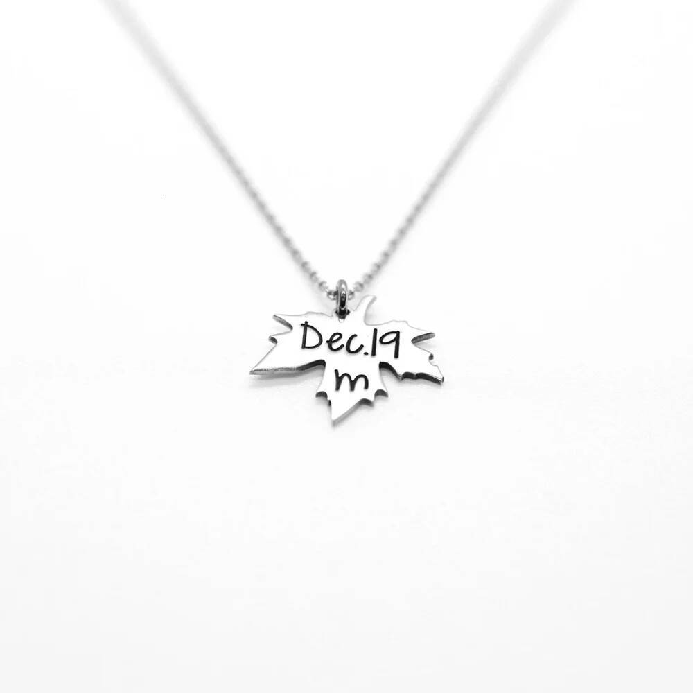 Personalized Carving Name Maple Leaf Necklace For Women Stainless Steel Sycamore Leaves Pendant Minimalist Elegant Jewelry Gift