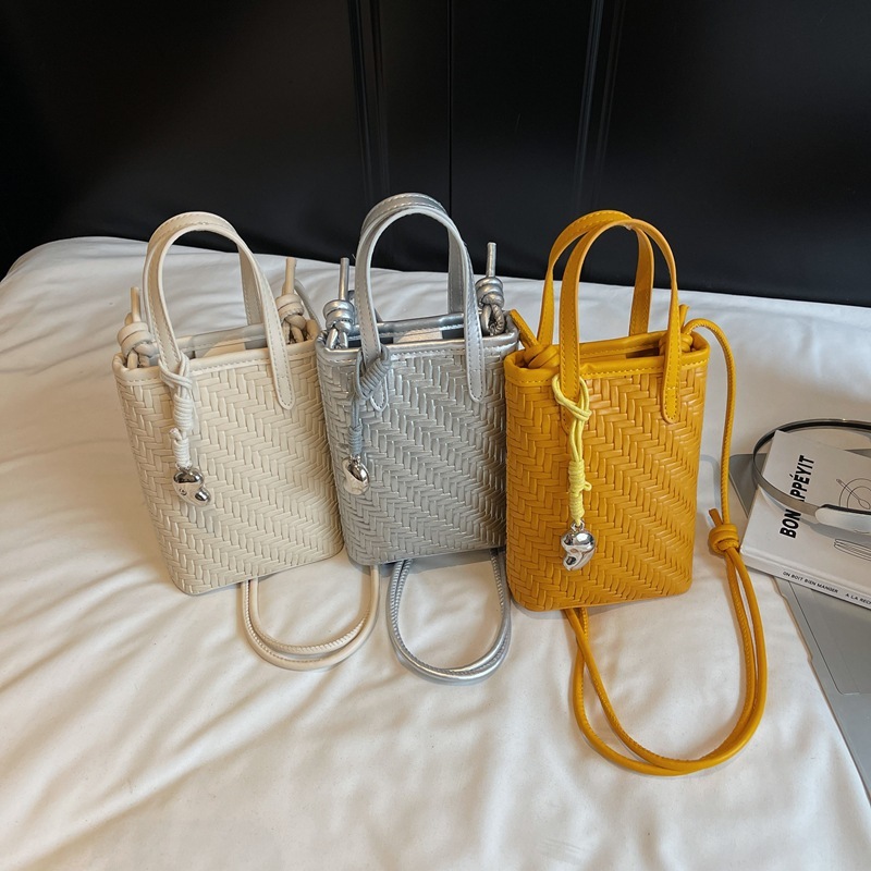 2025 New Woven Handbag High-End Solid Color Shoulder for Women Casual Commuter Crossbody Bag ddmymoon