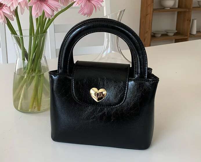 Hot Selling Niche Love Lock Handbag Ins Blogger Same Style Women's Texture Casual Fashion Single Shoulder Slant Cross Bag Designer Bags