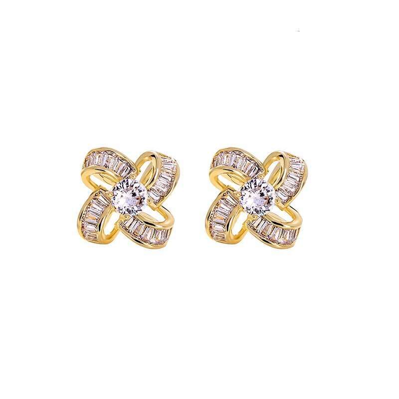 DHcollections Korean Version Full Dia Heavy Craft Flower for Women Trendy Sier Needle Earrings Niche Design Sense Small Simple Versatile Light Fashion