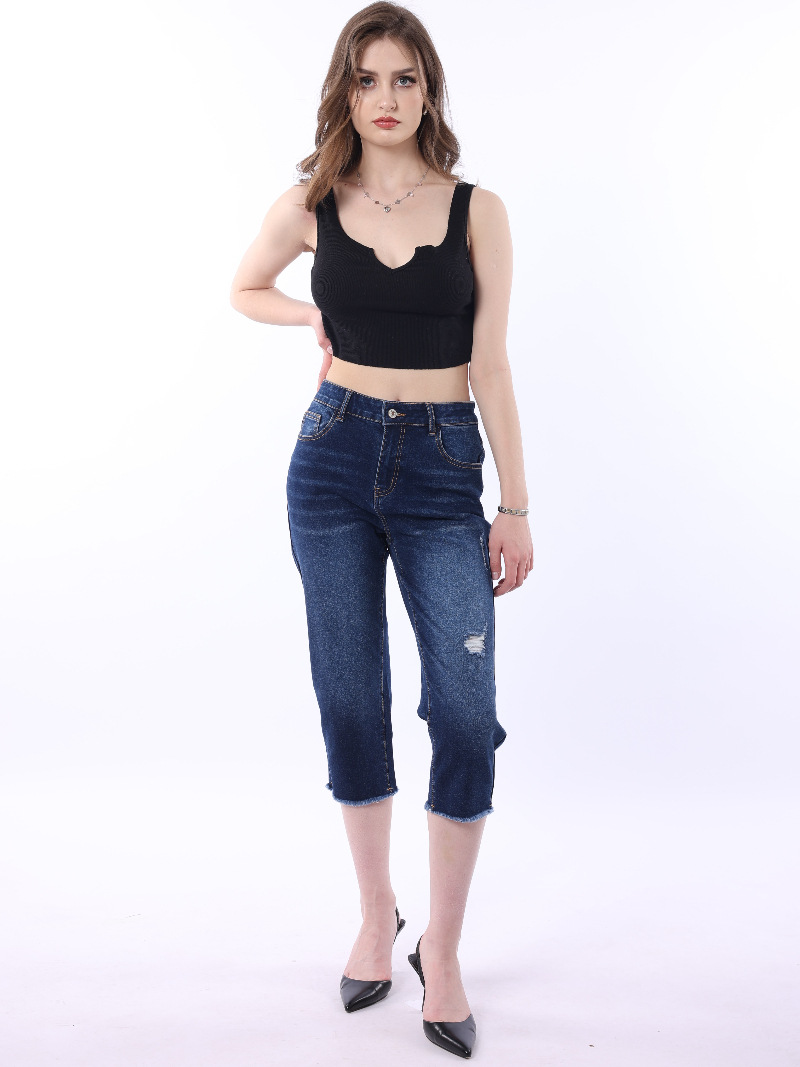 Women's ripped and frayed capri jeans