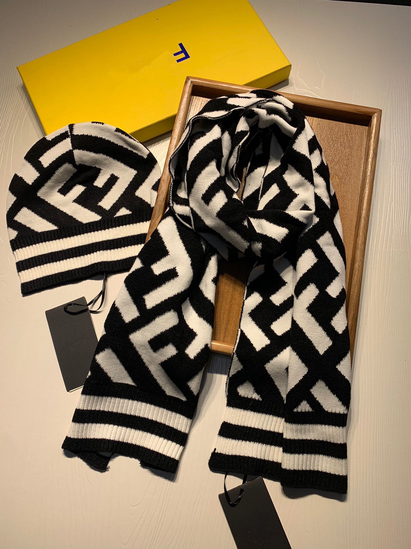 2025 New Designer Hat Scarves Sets Women mens Winter knitted Scarf and Beanie Hat Set Warm scarves Hat B03