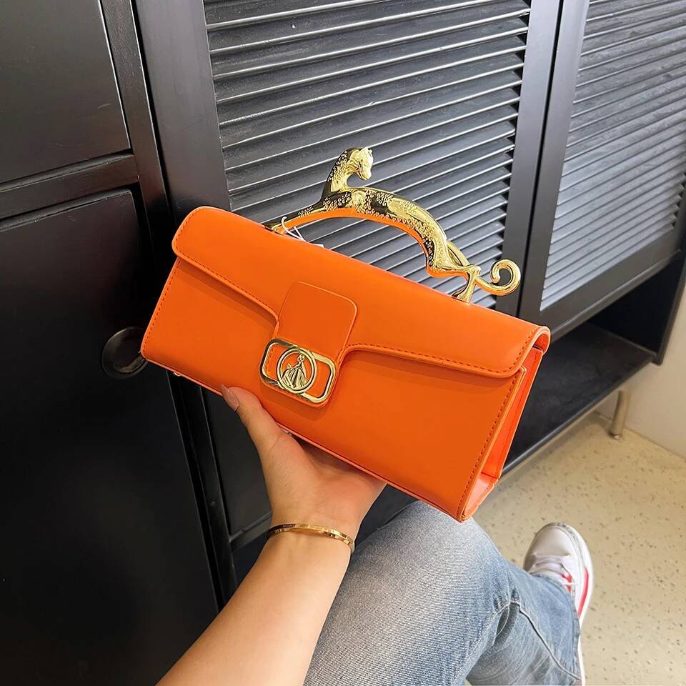 2025 autumn new metal buckle bag, simple, light, luxurious, elegant, fashionable, women's wallet party, niche women's card bag designer bag