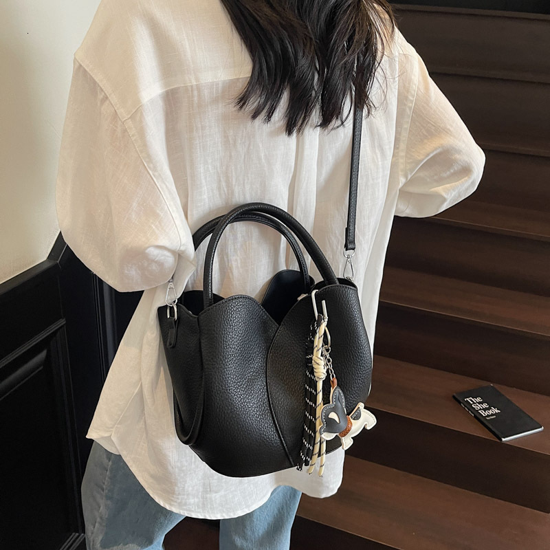 2025 Autumn New Fashionable Women's Shoulder Bag New Niche Design Women's Crossbody Bag Fashionable And Simple Handbag Autumn New Designer B