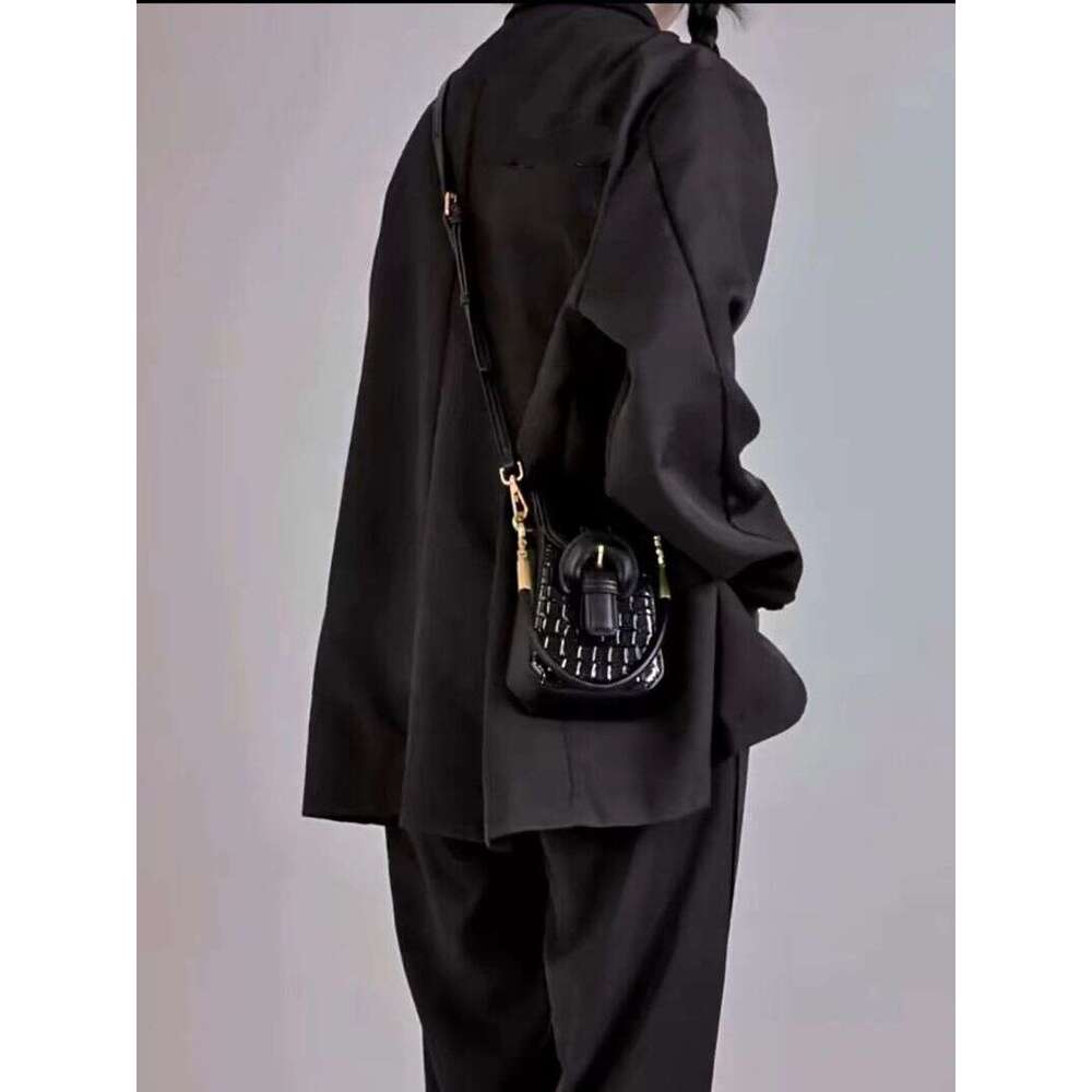 Niche Design Package, Exquisite Hand-Hd Envope, Small Handbag, Mobile Phone, Fashionable Crossbody Bag, 2024 New