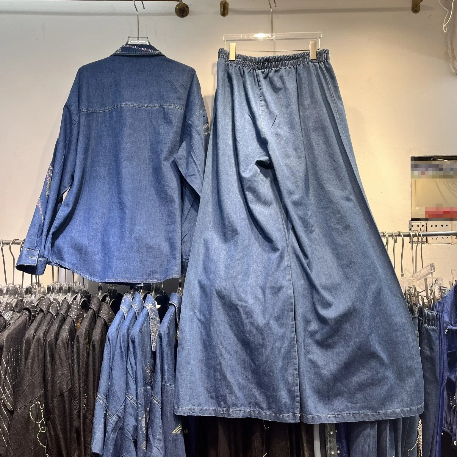 Spring 2025 Fashion Butterfly Knot Rhinestone Denim Shirt Wide Leg Jeans Two Piece Set Slimming Effect Stylish Casual Wear 250811