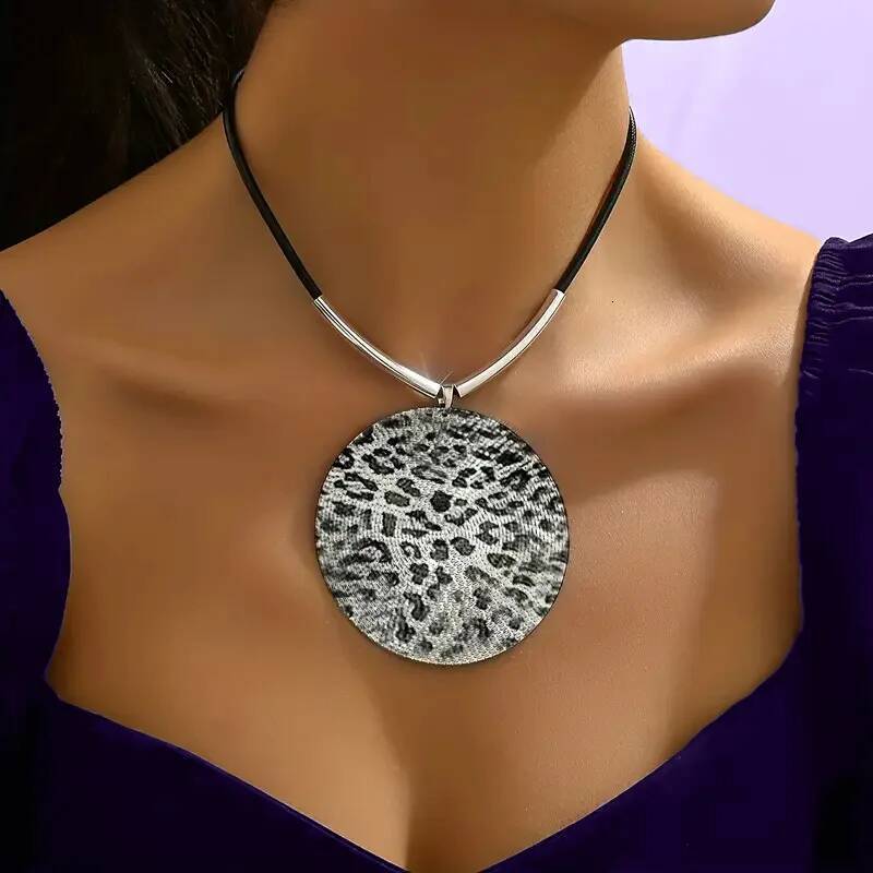 Round Leopard Pendant Necklace for Women Simple Fashion Neck Jewelry Hot Sale Party Gift 2025 New Style