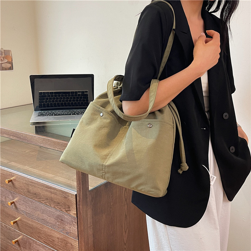 New Drawstring Nylon Underarm Design Handheld Bucket Large Capacity Shoulder Bag Trendy Versatile Commuting