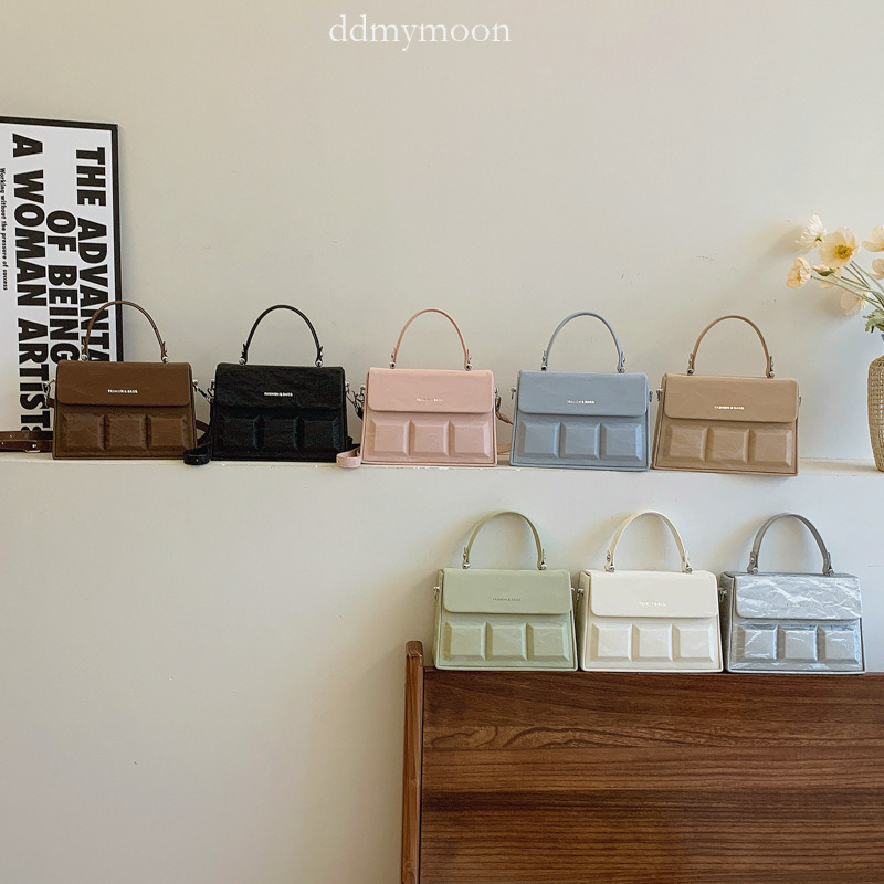 Niche Design Box for Women 2025 New High-End Feel Embossed Handbag Simple Single Shoulder Crossbody Small Square Bag ddmymoon