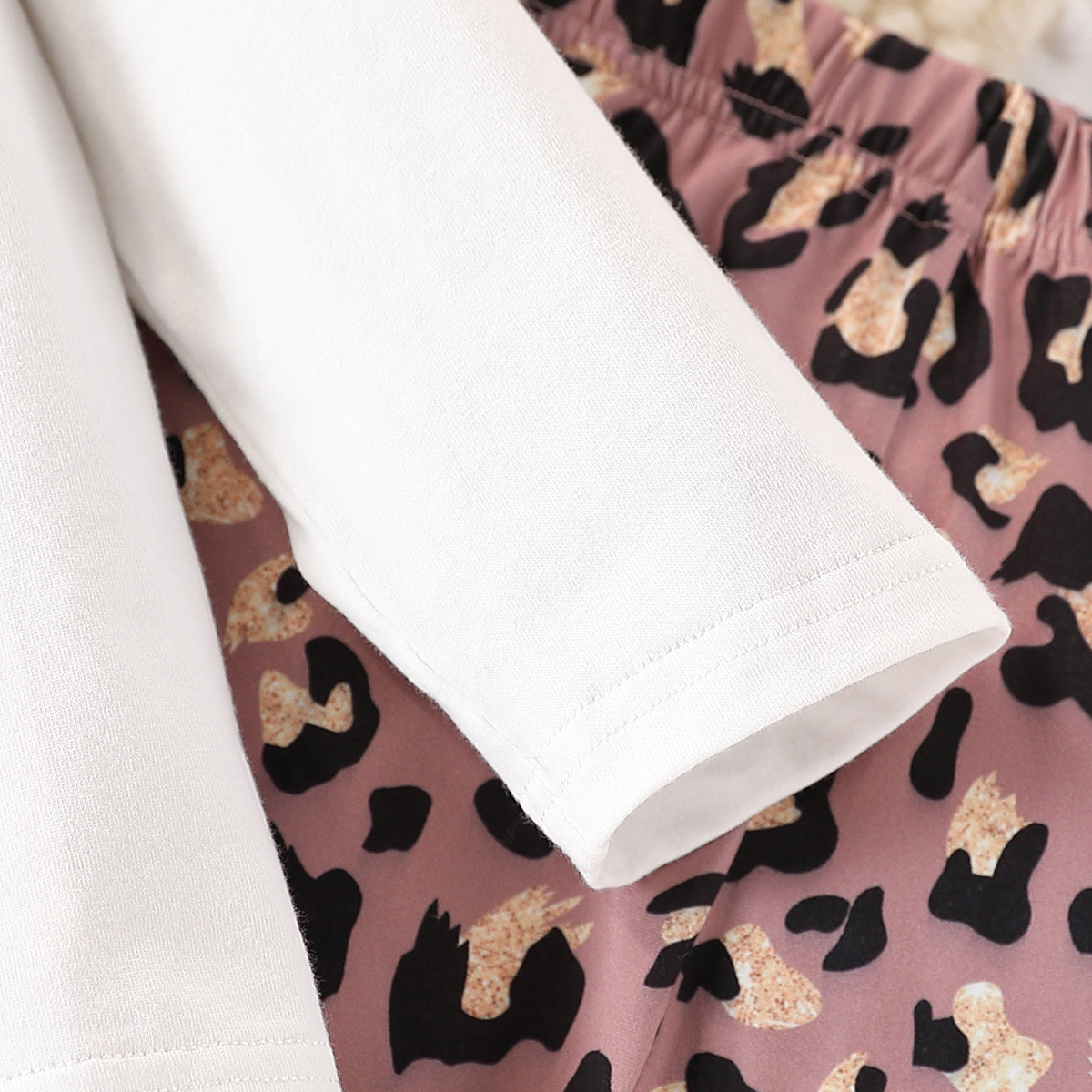 2-piece girls' fashionable casual heart-shaped printed round neck long sleeved T-shirt and leopard print full body printed tight pants set