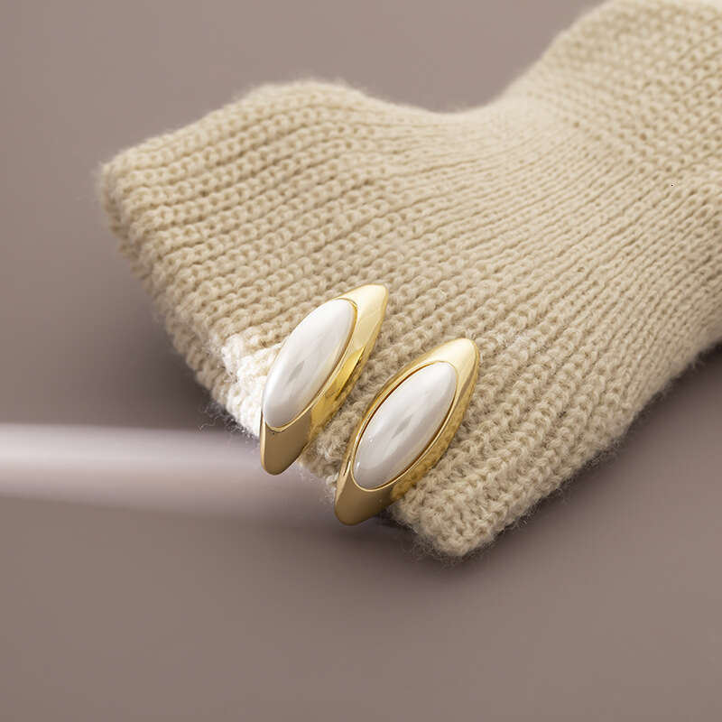 DHcollections Compact Versatile Metal Edge Water Drop Earrings Elegant Commuting Fashion High-end Niche Mosquito Coil No Piercing Ear Clips