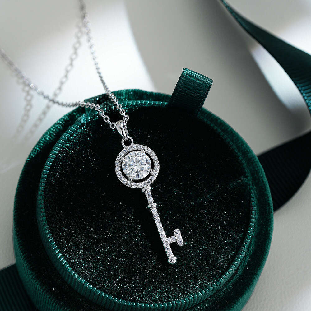 S Pure Sier Moissanite Key Necklace for Women Classic Ct Designer Jewelry Pendant Fashion Jewelry Live