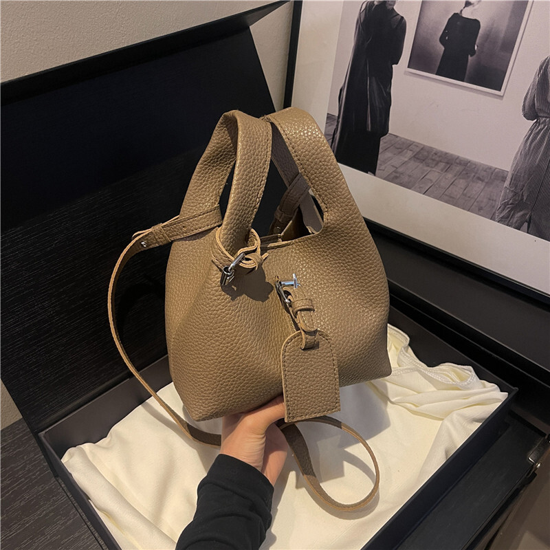 Autumn New Women's Vegetable Basket Bag Outdoor Small Handbag Retro Commuting Women's Crossbody Bag Autumn New Designer Bag Women's Sho