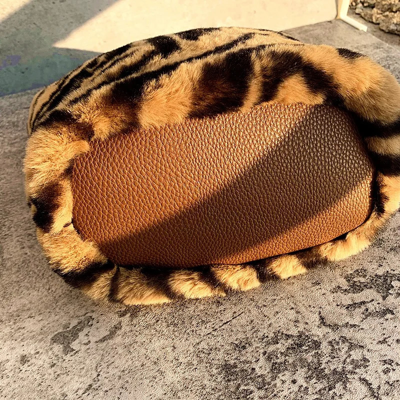 Fashion Women Solid Color Shoulder Bag Winter Soft Plush Bucket Faux Fur Shopping Large Capacity Fluffy Chain Bags 250811