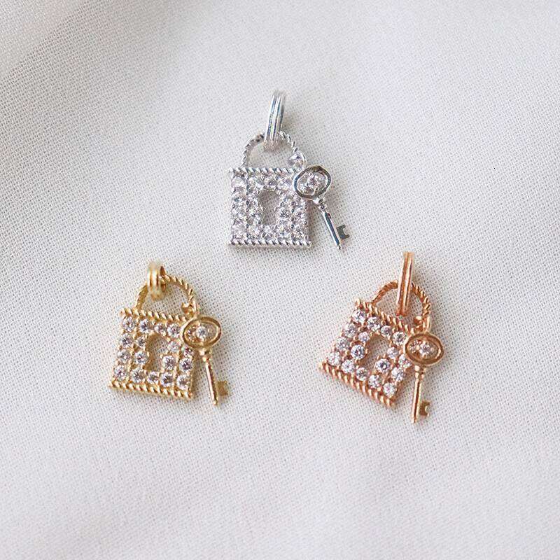 Korean Pure Sier Plated Rose Gold Key Necklace for Women Small Lock Double Pendant with Dia Clavicle Chain Elegant Trendy
