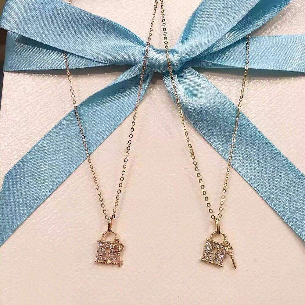 Korean Pure Sier Plated Rose Gold Key Necklace for Women Small Lock Double Pendant with Dia Clavicle Chain Elegant Trendy