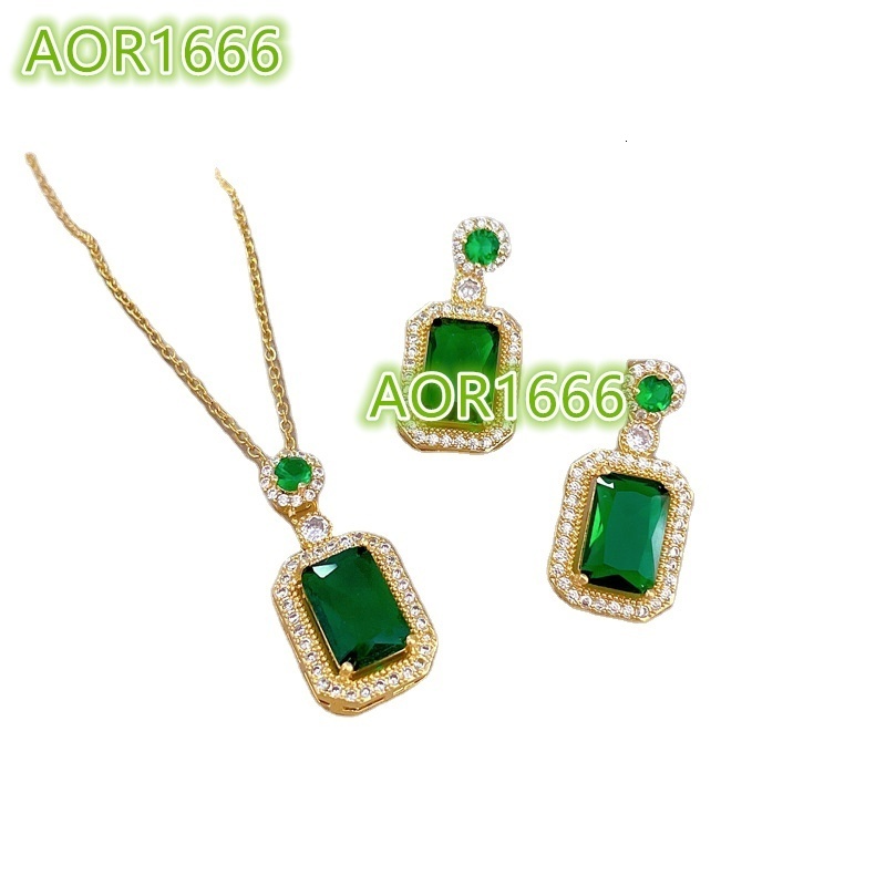 Wholesale Hot Sale Gold Plated Stainless Steel Necklace Fashion Jewelry Set for Women