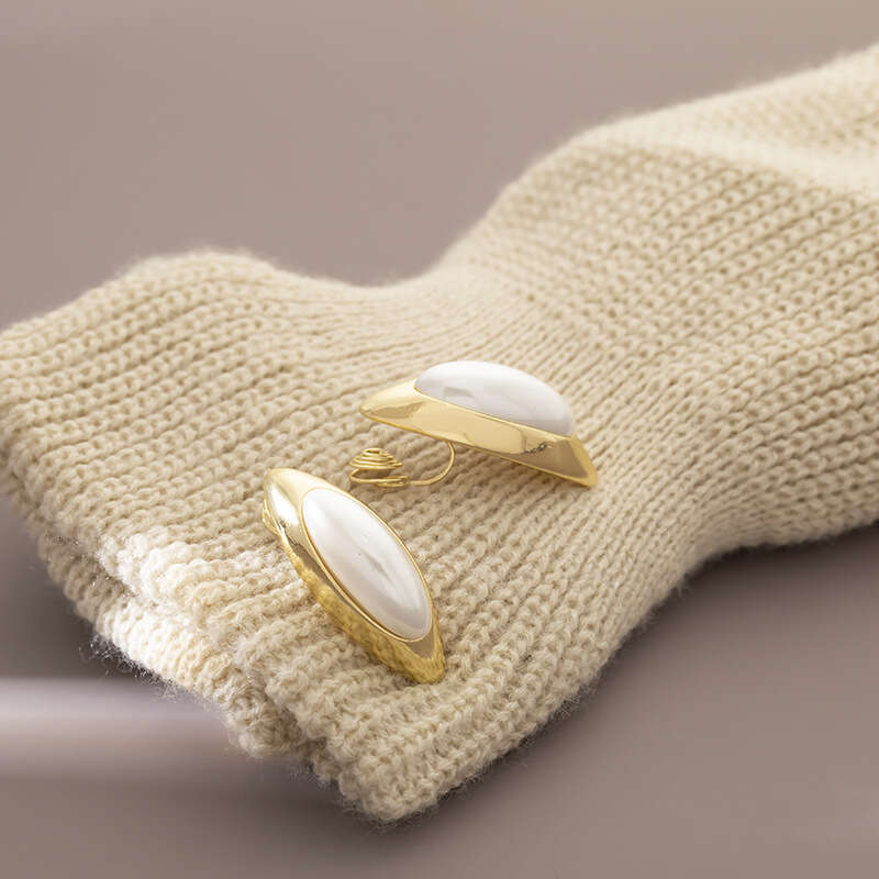 DHcollections Compact Versatile Metal Edge Water Drop Earrings Elegant Commuting Fashion High-end Niche Mosquito Coil No Piercing Ear Clips