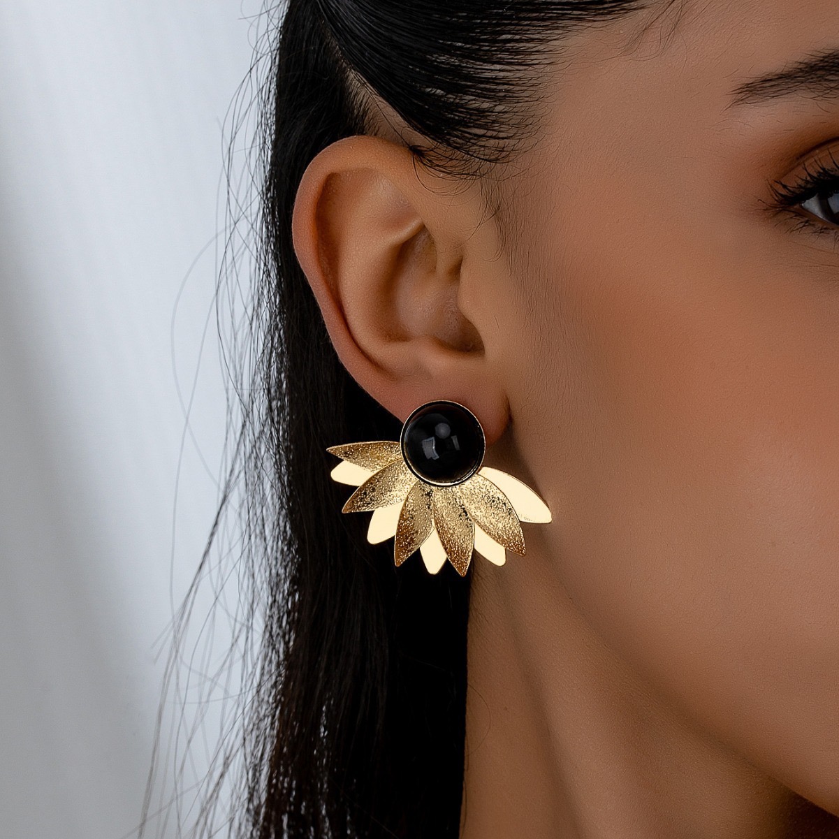 Fashionable metallic petal stud earrings wholesale women's daily accessories