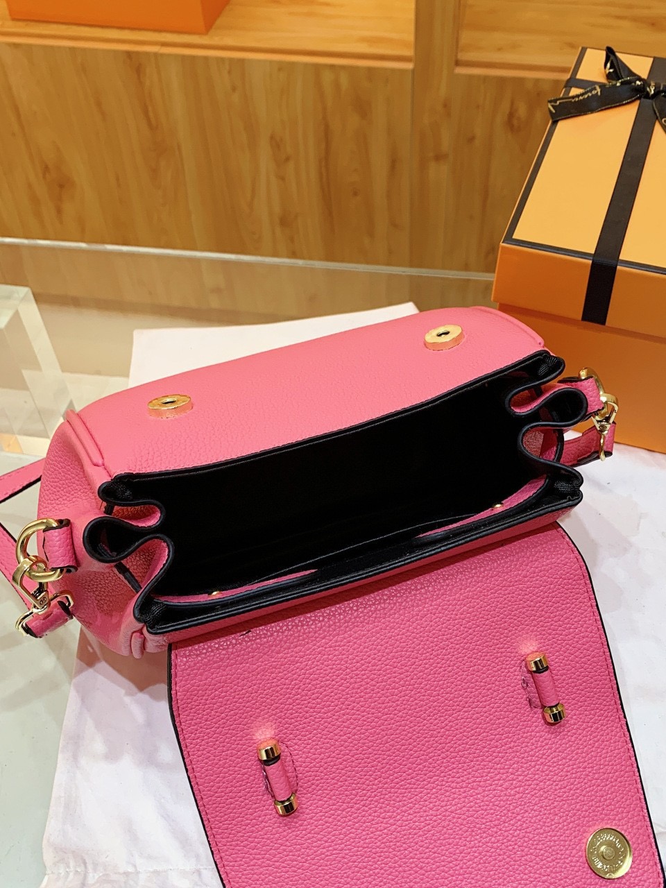 Designer bag tote bag 2025 new classic and fashionable travel leather texture large capacity handbag with multi-color series Macron available for sele