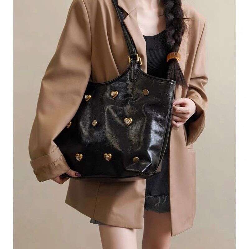 2024 New Large Capacity Women's Versatile Western One Shoulder Handbag Retro and Simple Style Commuting Tote Bag