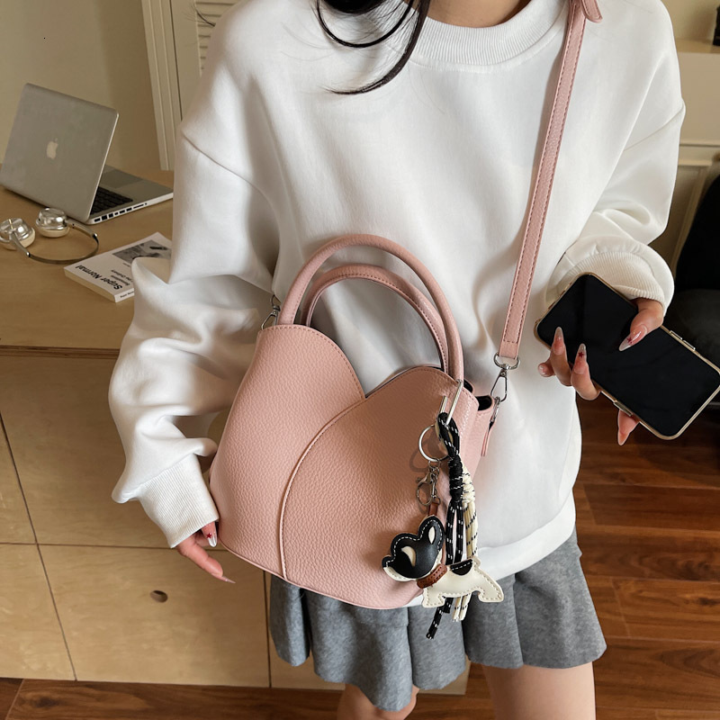 2025 Autumn New Fashionable Women's Shoulder Bag New Niche Design Women's Crossbody Bag Fashionable And Simple Handbag Autumn New Designer B